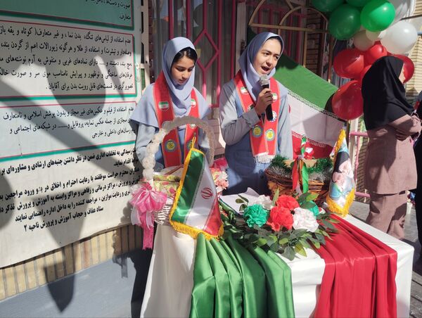 حال و هوای جشن ۲۲ بهمن در دبستان بهاردانش
