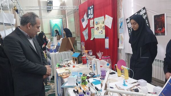 نواختن زنگ پژوهش در دبیرستان خاندان قفلی ناحیه ۷