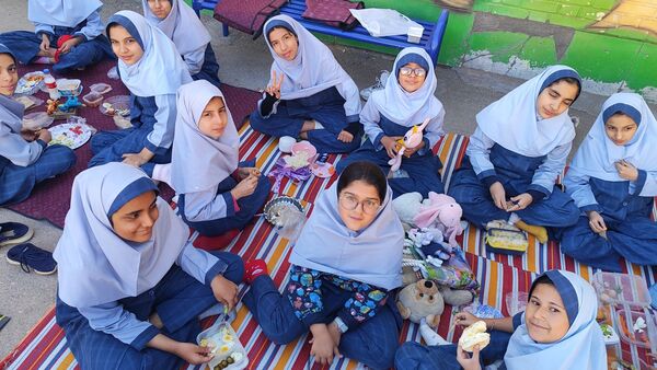 روز جهانی کودک و تخم مرغ در مدرسه شاهد خیر سجادی 