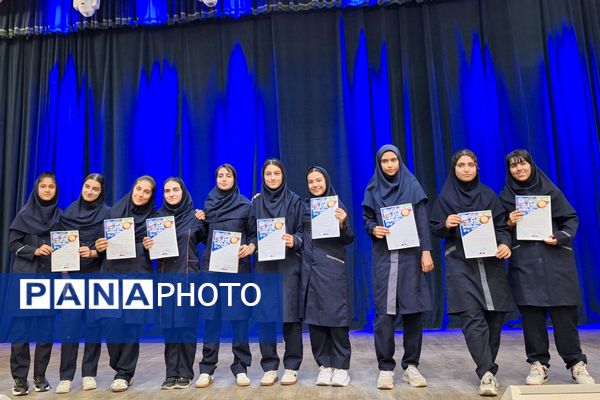 تجلیل از دانش‌آموزان رتبه‌های برتر دبیرستان پویش ناحیه 3 شیراز 