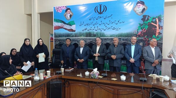 تجلیل از دانش‌آموزان مقام‌آور جشنواره علمی و پژوهشی در ملکان
