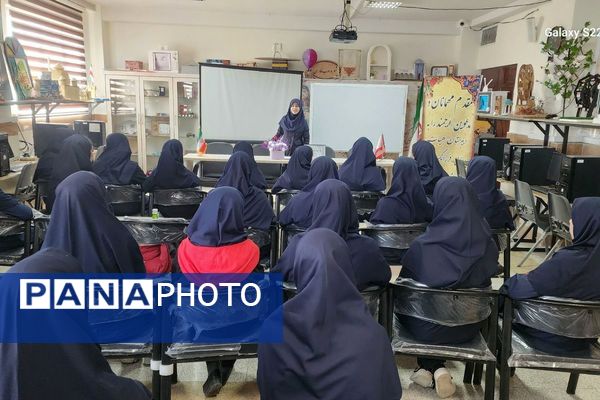 اجرای طرح «لاله‌های روشن» در دبیرستان هیات امنایی فرزانگان با هدف ترویج فرهنگ ایثار