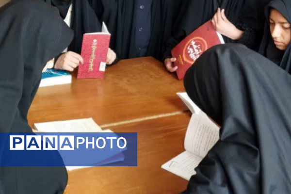 بازدید دانش‌آموزان مدرسه‌ حضرت زهرا (س) نیر از کتابخانه در هفته‌ کتاب 