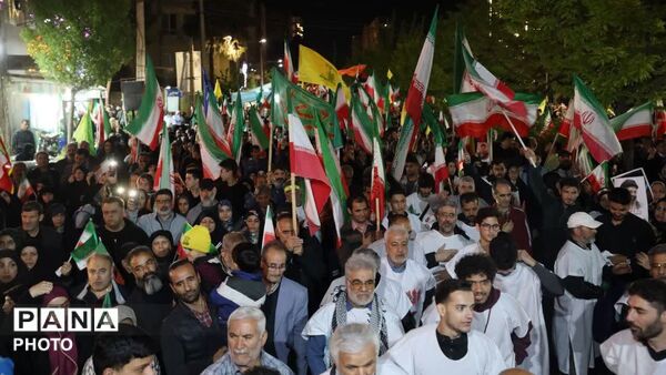 برای کشورمان ایران در خیابان می‌مانیم