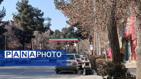 تزئین و فضا آرایی شهر نیشابور به‌مناسبت آغاز دهه فجر 