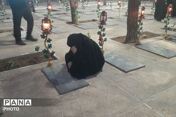 وقتی اشک‌ها با مزارِ شهدا ملاقات می‌کنند