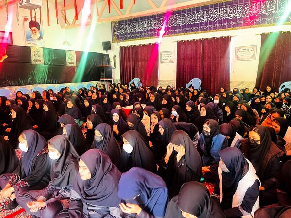 استقبال دانش‌آموزان‌ دبیرستان شاهد ریحانه‌النبی گناباد از پیکر مطهر شهید گمنام