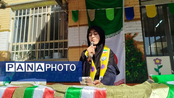 جشن‌ روز‌ دانش‌ آموز‌ در‌ دبیرستان‌ عطیه