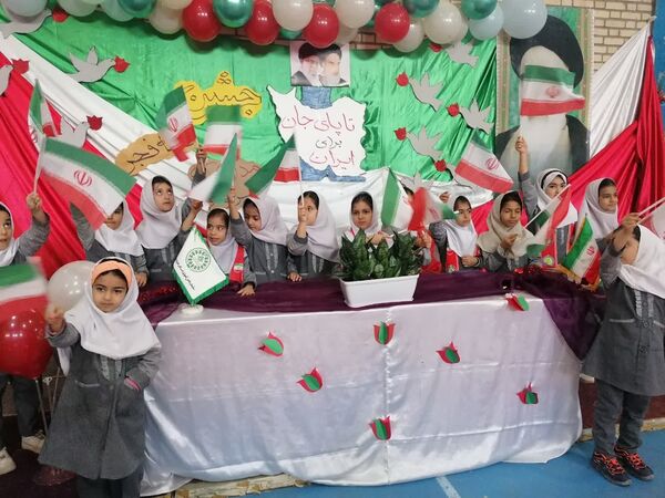 ویژه برنامه‌های دهه فجر و همایش یاوران انقلاب در مدارس روستای چری