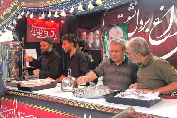 پذیرایی از زائران رضوی در مسیر بازگشت؛ خدمت بی‌منت در موکب «رهبر شهیدم»