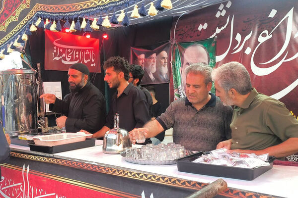 پذیرایی از زائران رضوی در مسیر بازگشت؛ خدمت بی‌منت در موکب «رهبر شهیدم»