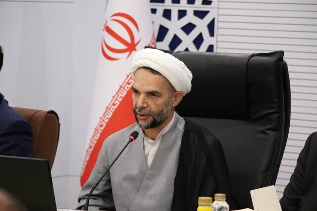  با کسی که به اقتصاد کشور ضربه می‌زند باید شدیداً برخورد کرد