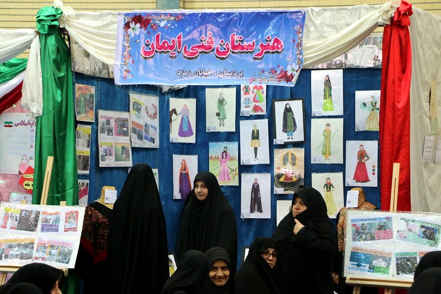 نمایشگاه معرفی پوشش قومیت‌های مختلف در هنرستان ایمان قم