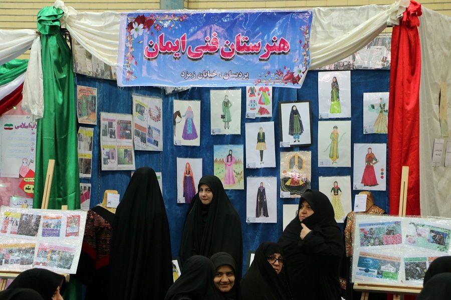 نمایشگاه معرفی پوشش قومیت‌های مختلف در هنرستان ایمان قم