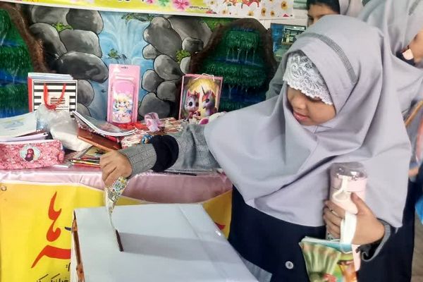 جشن عاطفه‌ها در دبستان دخترانه راهیان نور ناحیه دو شهرری 