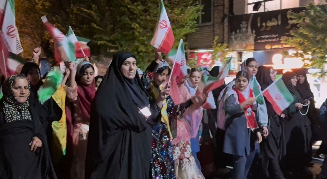 اربعین سردار غلامرضا سلیمانی و هم‌نوایی با کاروان حسینی در تجمع مردمی