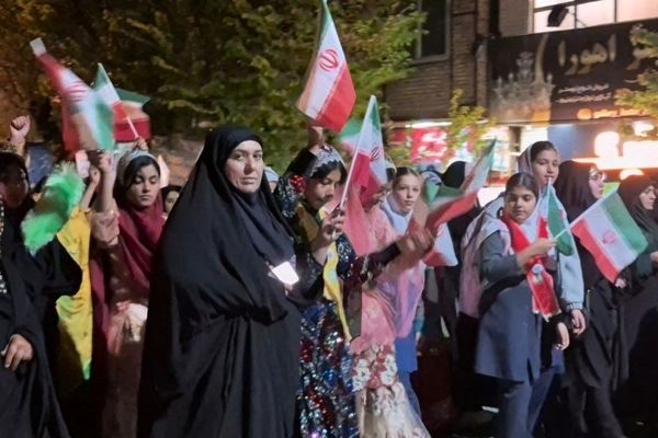 اربعین سردار غلامرضا سلیمانی و هم‌نوایی با کاروان حسینی در تجمع مردمی