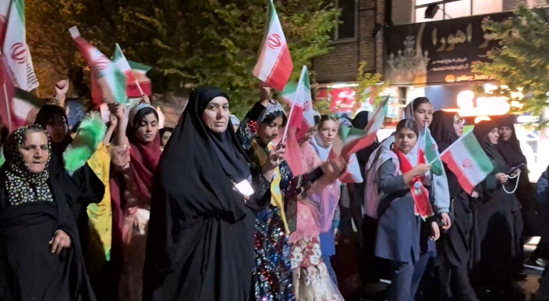 اربعین سردار غلامرضا سلیمانی و هم‌نوایی با کاروان حسینی در تجمع مردمی