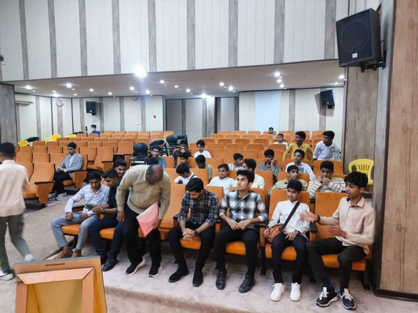 اعزام دانش‌‌آموزان سندرک به مسابقات استانی قرآن، عترت و نماز