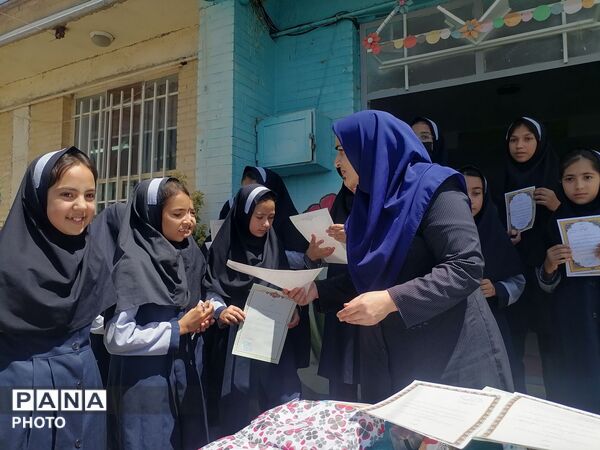 تجلیل از دانش آموزان برگزیده دبستان ناهید نخودی