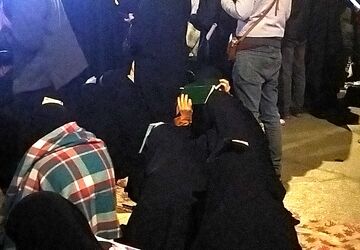 نیشابوری‌ها قرآن‌ها را به سر گرفتند