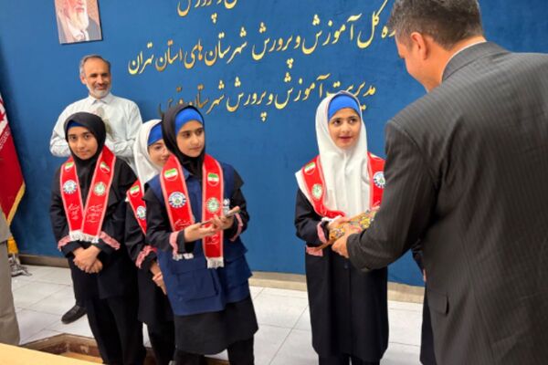 تجلیل دانش آموزان مدرسه هدی۱ از  مدیر ومعاونین آموزش و پرورش شهرستان قدس