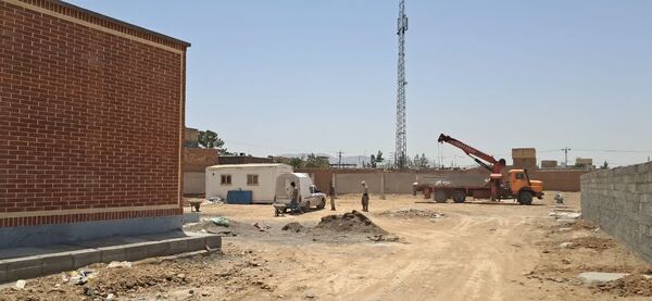 تلاش شبانه روزی برای تکمیل مدرسه جدید در روستای فدافن