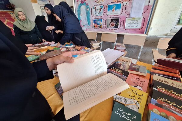 نمایشگاه کوچک کتاب در دبیرستان پویش