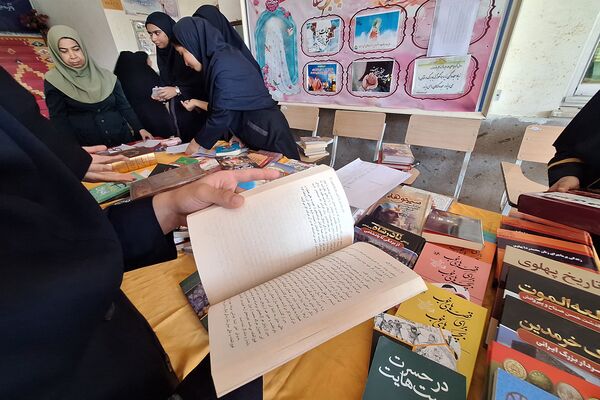 نمایشگاه کوچک کتاب در دبیرستان پویش