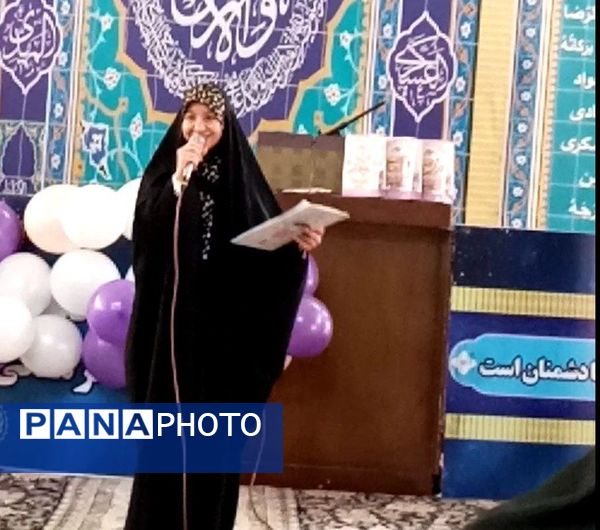 دکلمه‌خوانی دانش‌آموزان در مقابل مادران شهرستان قدس به‌مناسبت روز مادر