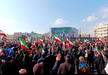 انقلاب در میدان انقلاب