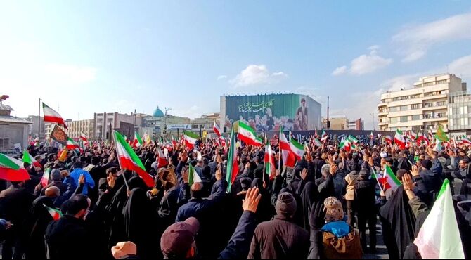انقلاب در میدان انقلاب
