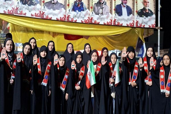 سوگواری دانش‌آموزان برای رهبر شهید با نوای «باید برخاست» 