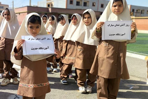 حضور آتش‌نشانان و برپایی نمایشگاه نقاشی در مدرسه حدیث به مناسبت روز آتش‌نشانی