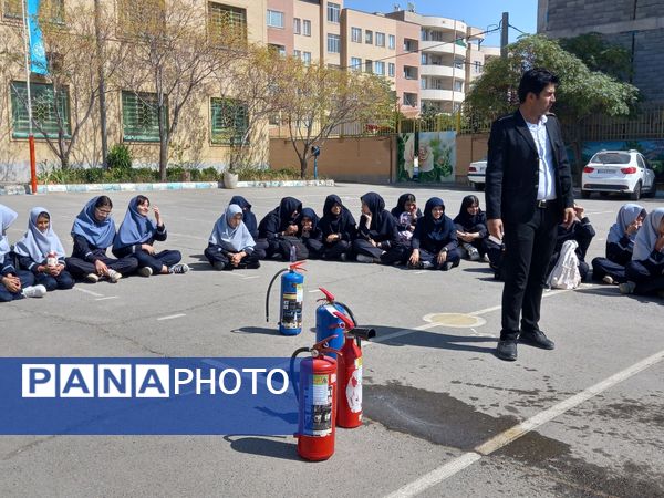 حضور آتش نشان به مناسبت وز آتش نشان و ایمنی در مدرسه نمونه دولتی وکیلی ۱۰