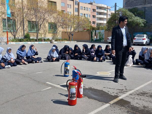 حضور آتش نشان به مناسبت وز آتش نشان و ایمنی در مدرسه نمونه دولتی وکیلی ۱۰