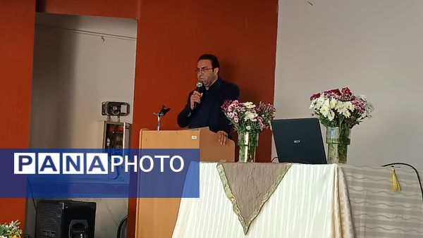 تجلیل از رتبه‌های برتر کنکور سراسری دبیرستان شهید سلطانی ۴ 