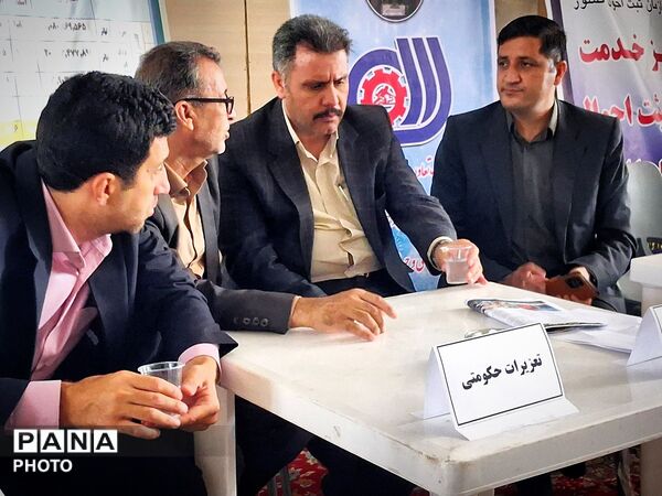 برپایی میز ارتباطات مردمی مسئولان کاشمر در هفته دولت