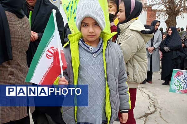 دانش‌آموزان دالاهو در راهپیمایی ۲۲ بهمن غوغا کردند
