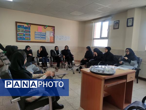 اداره یک روز مدرسه(طرح ایما) توسط دانش‌آموزان دبیرستان فرزانگان استعداد درخشان ملارد