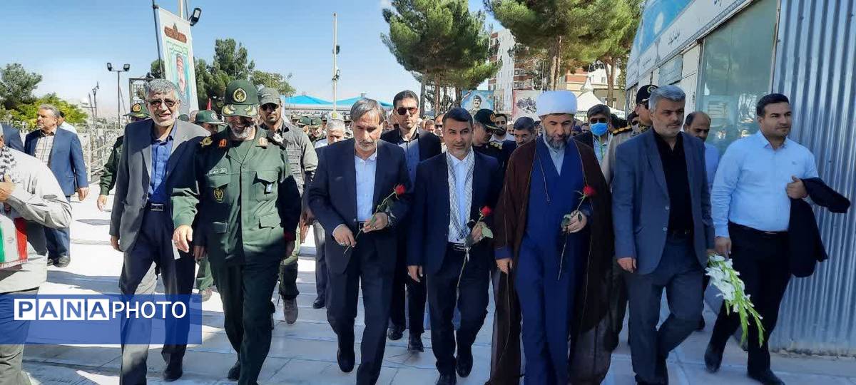 گلباران مزار مطهر شهدا به‌مناسبت هفته دفاع مقدس در بجنورد