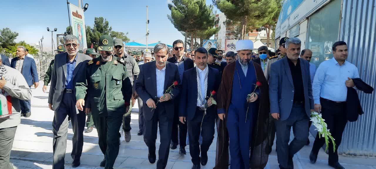 گلباران مزار مطهر شهدا به‌مناسبت هفته دفاع مقدس در بجنورد