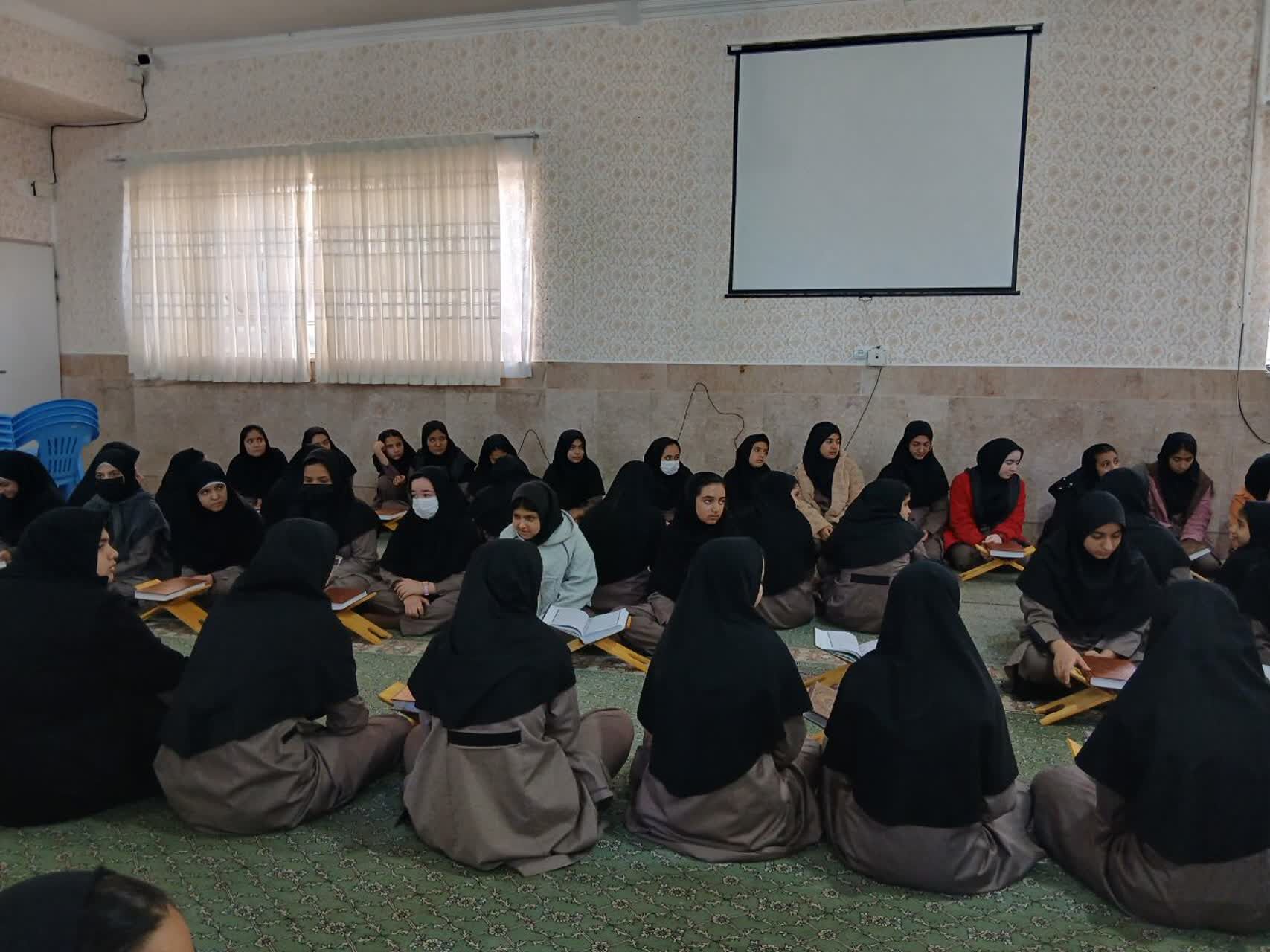 محفل انس با قرآن کریم به مناسبت ماه مبارک رمضان در آموزشگاه خلیج فارس مروست