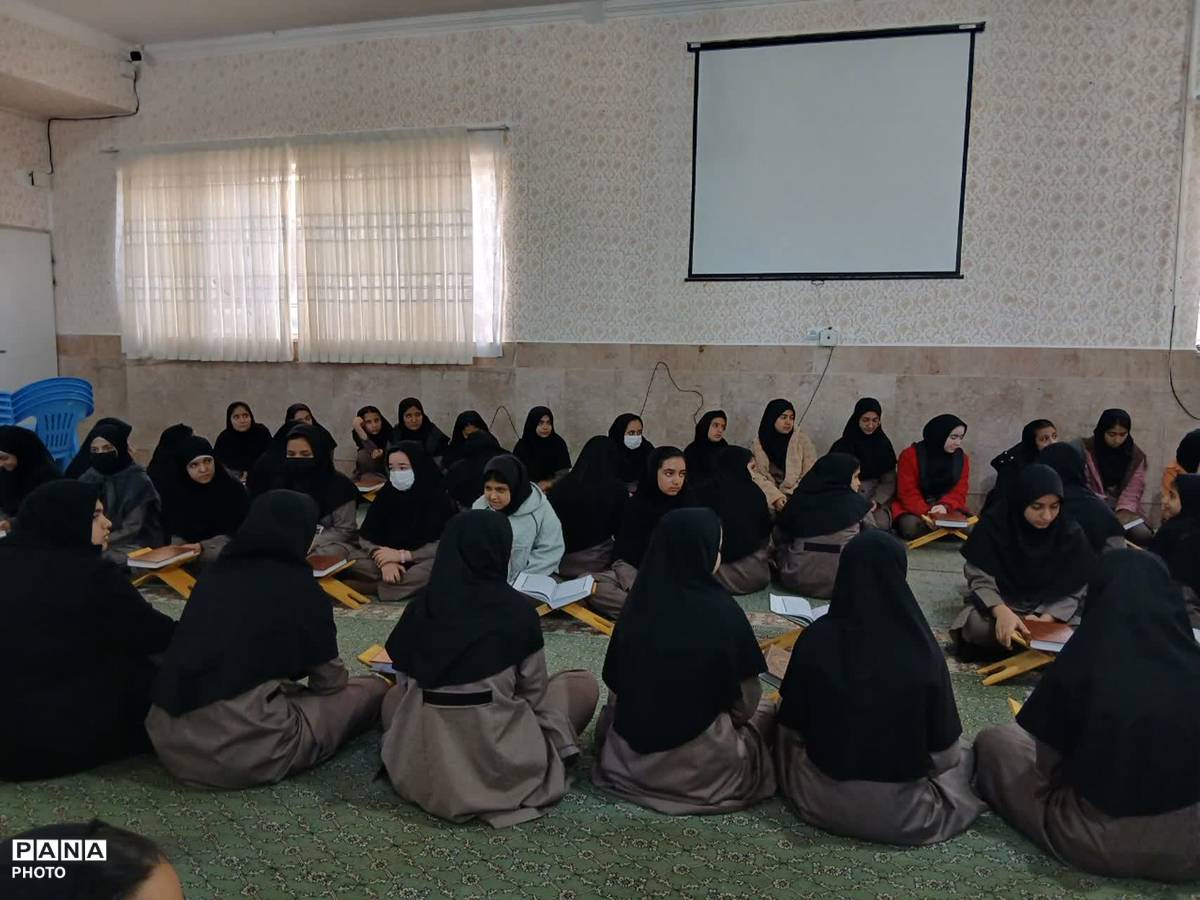 محفل انس با قرآن کریم به مناسبت ماه مبارک رمضان در آموزشگاه خلیج فارس مروست