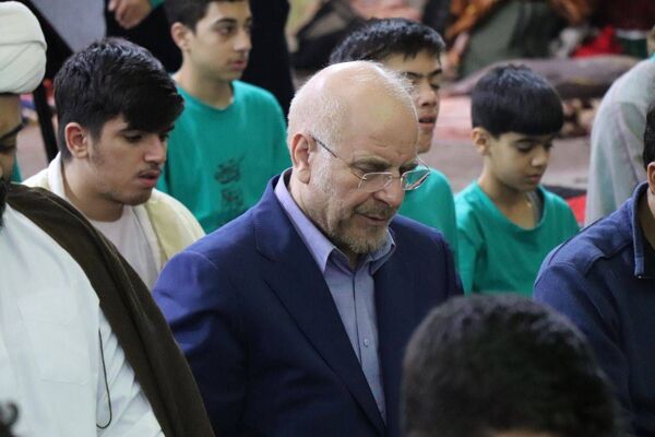 حضور رئیس مجلس شورای اسلامی در بین نوجوانان معتکف