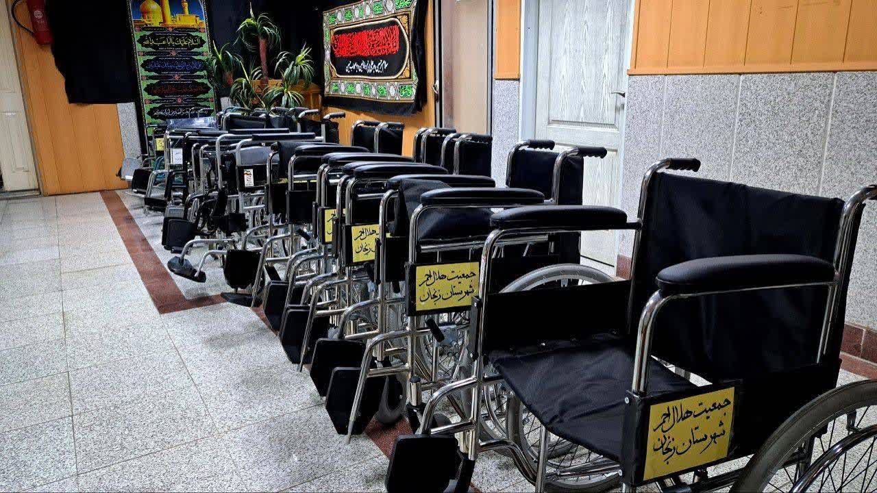 خیرین زنجانی ۲۰ دستگاه ویلچر به هلال‌احمر اهدا کردند