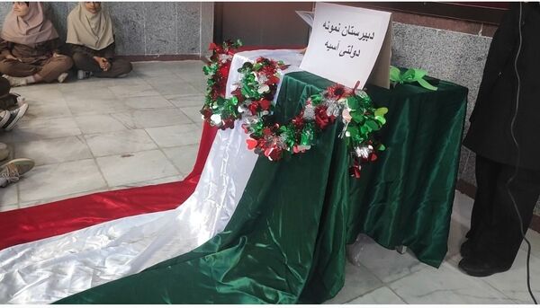 آذین‌بندی دهه فجر و نواخته شدن زنگ انقلاب در دبیرستان حضرت آسیه(س) حاجی‌آباد