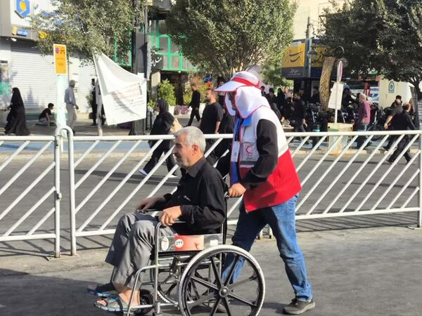 خدمت جوانان هلال‌احمر همدان به زائران رضوی در طرح ملی «قدم به قدم در مسیر بهشت»