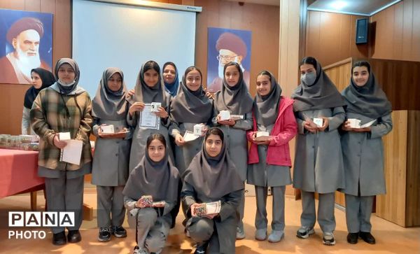 تقدیر از دانش آموزان برتر آموزشی وتربیتی دردبیرستان دوره اول آرمینه مصلی نژاد ناحیه ۶