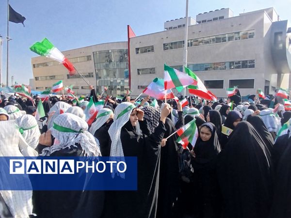 خروش ۱۳ آبان در مشهد؛ دانش‌آموزان، نماد ایستادگی